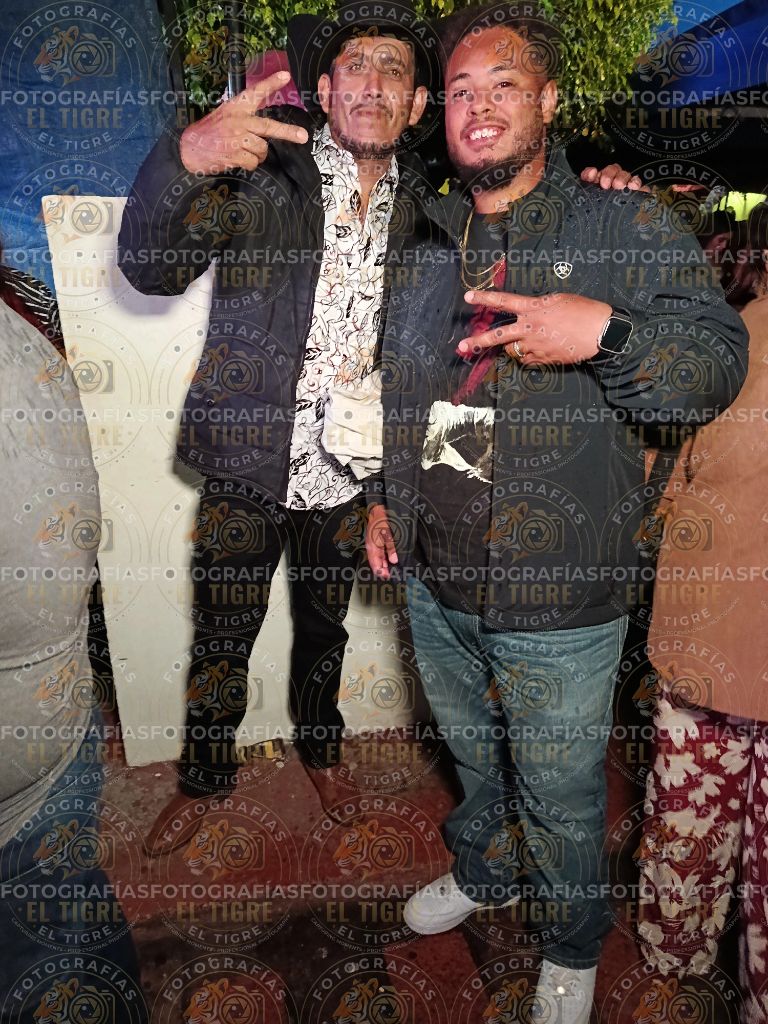 Dos amigos posan durante la fiesta