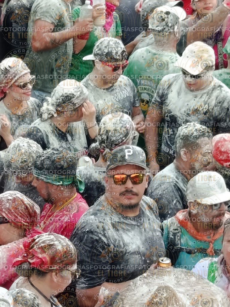 Asistentes cubiertos de espuma en la fiesta