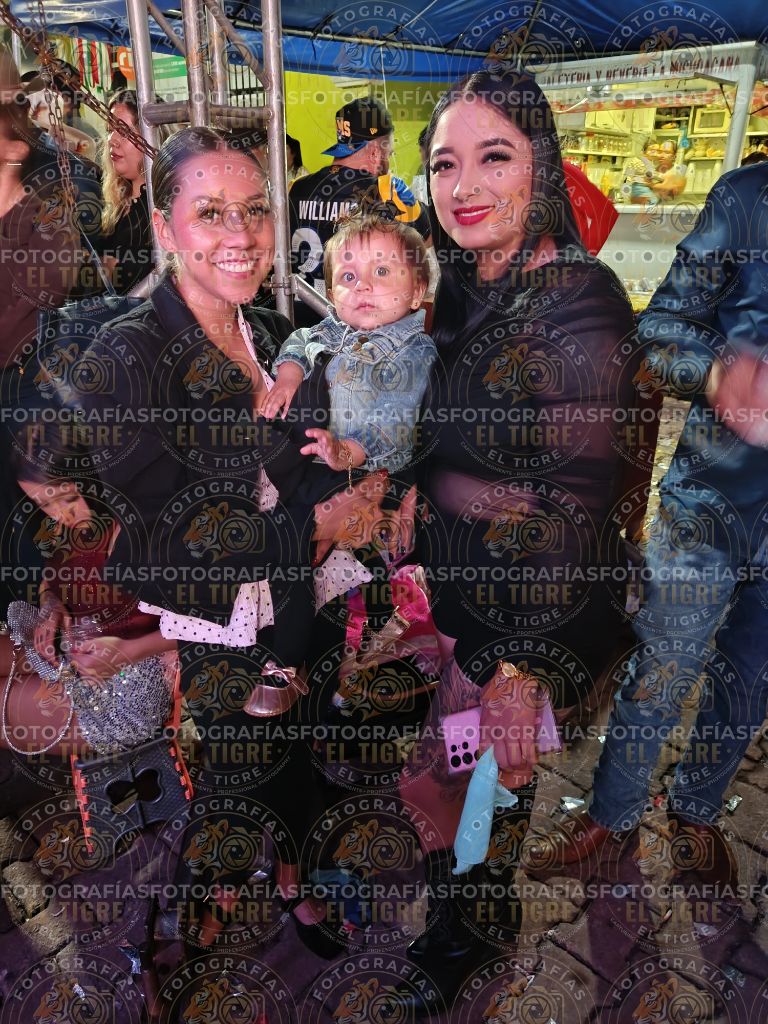 Familia disfrutando de la celebración