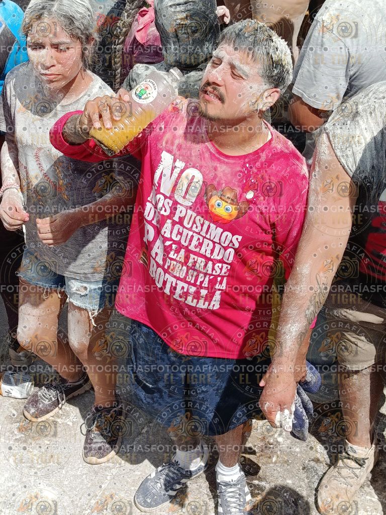 Participantes celebran juntos entre espuma y color