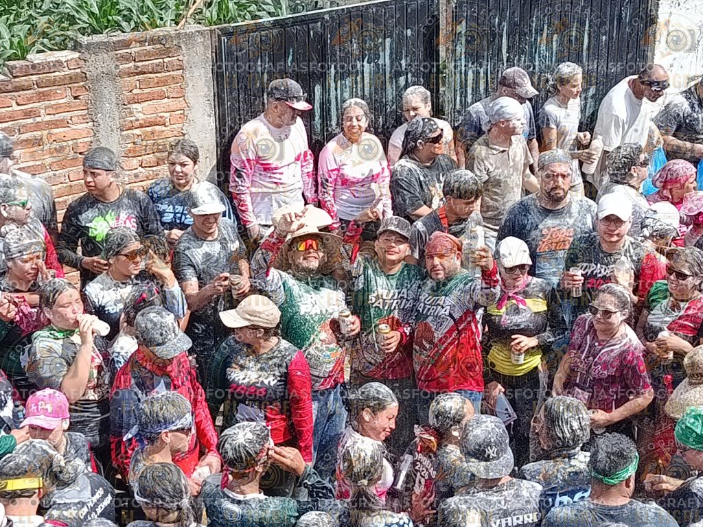 Grupo reunido en las topaderas